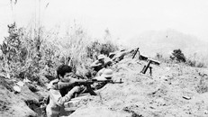 Sáng 20/2/1979, chiến sỹ Đại đội 10, Tiểu đoàn 3 bộ đội Lạng Sơn tổ chức tấn công, chiếm lại đồi Chậu Cảnh và đồi Cây Xanh (cao điểm 409), thuộc xã Tam Lung, huyện Văn Lãng (tỉnh Lạng Sơn), bị địch chiếm đóng từ ngày 17/2/1979. Ảnh minh hoạ. (Ảnh: Hà Việt