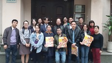 Chủ tịch Liên hiệp các hội UNESCO Việt Nam Nguyễn Xuân Thắng chụp ảnh cùng đại diện CLB UNESCO Kobe-Nhật Bản và đoàn đi cùng 