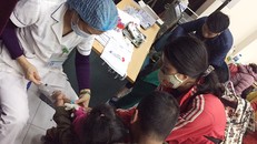 Nhân viên y tế tiến hành lấy mẫu xét nghiệm ở trẻ