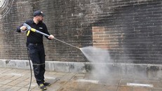 Chuyên gia Thorsten Marco Mowes thực hiện làm sạch bề mặt tường của cổng Ngọ Môn (Hoàng thành Huế)