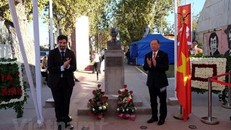 Đại sứ Nguyễn Ngọc Sơn và Quận trưởng Cerro Navia, ông Mauro Tamayo, đặt lẵng hoa mừng sinh nhật Bác năm 2018. (Nguồn: ĐSQ Việt Nam tại Chile)