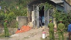 Công an tỉnh Điện Biên khám nghiệm ngôi nhà của đối tượng Bùi Văn Công và vợ là Bùi Kim Thu tại xã Thanh Nưa, huyện Điện Biên. (Ảnh: Võ Văn Dũng/TTXVN)