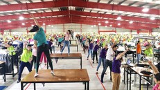 Nhiều đơn vị tổ chức tập thể dục giữa giờ hiệu quả. Ảnh: DNCC