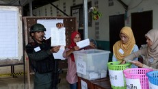 Nhân viên an ninh và nhân viên bầu cử Thái Lan kiểm kết quả bỏ phiếu tại một điểm bầu cử ở Narathiwat ngày 24/3