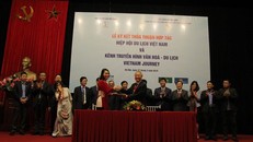 Đại diện Kênh Truyền hình Vietnam Journey và đại diện Hiệp hội Du lịch Việt Nam tại buổi lễ ký kết. (Ảnh: Vi Phong/Vietnam+)