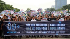 Đại biểu và người dân, du khách ở Đà Nẵng (Việt Nam) đi bộ hưởng ứng chiến dịch Giờ Trái đất 2019. Ảnh: Trần Lê Lâm/TTXVN