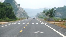 Sau khi dự án thông xe, đường đi từ Hà Nội-Hòa Bình rút ngắn được 20km và cả thời gian lưu thông. (Ảnh: Việt Hùng/Vietnam+)