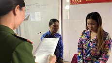 Cơ quan CSĐT Công an tỉnh Cà Mau đọc lệnh bắt bị can để tạm giam đối với Đào (bìa phải). 