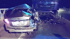 Chiếc xe ô tô con bị biến dạng hoàn toàn tại hiện trường vụ tai nạn thảm khốc khiến 5 người thương vong tại đường dẫn vào hầm Hải Vân.