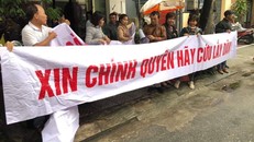 Hình ảnh nhiều khách hàng của Công ty Bách Đạt An căng băng rôn kêu cứu 