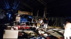 Sau cơn dông hàng hóa nằm ngả nghiêng, hư hỏng nặng.