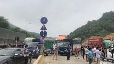 Người dân tụ tập phản đối tại trạm BOT Hòa Lạc - Hòa Bình trong sáng ngày 8/5