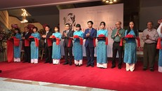 Thứ trưởng Lê Quang Tùng và các đại biểu cắt băng khai mạc