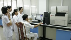 PGS.TS. Lê Hữu Song (người đứng phía trong) hướng dẫn các bác sĩ thực hiện kit xét nghiệm chẩn đoán vi khuẩn gây nhiễm khuẩn huyết.