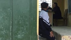 Học sinh bị cô giáo phạt quỳ ở Hà Nội. (Ảnh cắt từ clip)