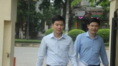 Bị cáo Hoàng Công Lương (trái) và ông Hoàng Công Tình đã có mặt để tham gia tố tụng theo giấy triệu tập của tòa án nhân dân tỉnh Hòa Bình.