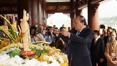 Thủ tướng Nguyễn Xuân Phúc thực hiện nghi thức tắm Phật