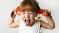 Cha mẹ và người thân cần chú ý đến những hành động thường ngày của trẻ nhỏ để có thể kịp thời phát hiện trẻ có bị chứng tăng động giảm chú ý hay không? (Ảnh minh hoạ)