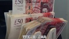 Đồng bảng Anh ngày 17/5 đã trượt xuống dưới mức 1,28 USD đổi 1 bảng. Ảnh: AFP/TTXVN