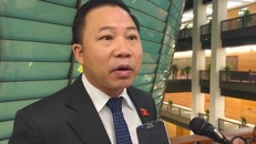 ĐBQH Lưu Bình Nhưỡng trả lời báo chí bên hành lang Quốc hội sáng nay: Ảnh - NP