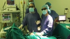 Các bác sĩ tiến hành phẫu thuật cho bệnh nhân