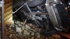 Phần dưới bụng chiếc xe sau khi gây ra tai nạn. Ảnh: Đ.T