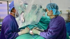 Ekip bác sĩ nối lại "cậu nhỏ" cho bệnh nhân 