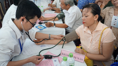 Khám sàng lọc bệnh lý đái tháo đường miễn phí Ảnh: Hồ Xuân Thịnh