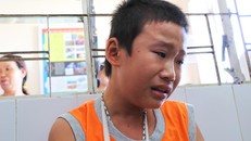 Cháu L. bị đối tượng lừa vào rừng keo rồi đánh gãy tay và lấy đi 1,2 triệu đồng.