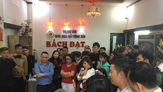 Hình ảnh hàng trăm người dân tập trung đến trụ sở Công ty TNHH Sản xuất và Thương mại Bách Đạt để đòi quyền lợi của mình