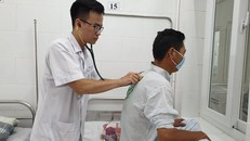 Bác sỹ Bệnh viện Bạch Mai khám cho bệnh nhân mắc sốt xuất huyết. (Ảnh: T.G/Vietnam+)