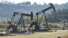 Giàn khoan tại mỏ dầu Chevron ở Bakersfield, California, Mỹ. (Ảnh: AFP/ TTXVN)