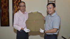 Cháu nội vua Mèo trao hiện vật quý cho Bảo tàng Hồ Chí Minh