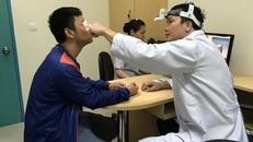 BS Lý Xuân Quang đang khám cho người bệnh