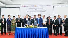 Tổng Giám đốc LaoVietBank Nguyễn Văn Bình (phải) ký Thỏa thuận với đại diện Hội đồng Thương mại và Công nghiệp quốc gia Lào.
