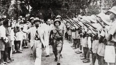 Đồng chí Võ Nguyên Giáp duyệt đơn vị giải phóng quân tại Hà Nội, tháng 8/1945. Ảnh: Nguyễn Bá Khoản.
