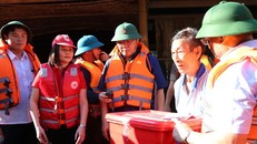 Phó Thủ tướng Vương Đình Huệ gửi lời hỏi thăm và trao quà của Thủ tướng Nguyễn Xuân Phúc tới bà con vùng lũ