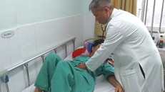 ThS BS Võ Tuấn Khoa khám kiểm tra tình trạng người bệnh trước khi xuất viện.