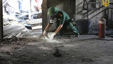 Cán bộ Viện Hóa học môi trường quân sự (Binh chủng Hóa học) lấy mẫu phân tích tại hiện trường vụ cháy
