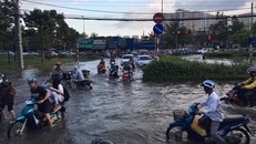 Nước ngập sâu trên các tuyến đường xung quanh Xa lộ Hà Nội. Ảnh: Quang Thịnh.