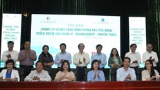 Đại diện cơ quan, doanh nghiệp kí cam kết thực hiện “không rác thải nhựa. Ảnh: VGP/Lưu Hương