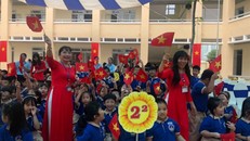 Niềm vui trong ngày khánh thành trường mới của cô và trò Trường Tiểu học Phạm Văn Chính, quận 9