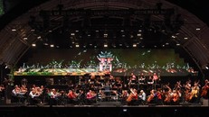 Sân khấu hoành tráng của Vietnam Airlines Classic-Hanoi Concert giữa không gian phố đi bộ. (Ảnh: VNA cung cấp)