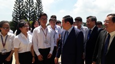 Phó thủ tướng Vương Đình Huệ nói chuyện với sinh viên. (Ảnh: Chi Mai)