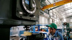 Một công nhân làm việc trong nhà máy cơ khí ở Hà Nội Ảnh: REUTER