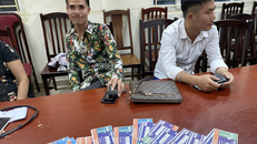 Nhiều "cò vé" bị bắt quả tang - Ảnh: ANTĐ