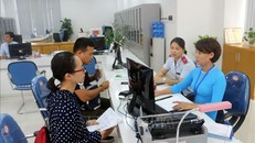 Người dân đến làm thủ tục và lấy kết quả tại Trung tâm Phục vụ Hành chính công tỉnh Quảng Ninh. Ảnh: Đức Hiếu/TTXVN