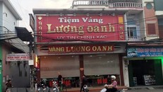 Cửa hàng vàng Lương Oanh ở khu phố 1, phường Mạo Khê, thị xã Đông Triều nơi xảy ra vụ cướp. (Ảnh: Văn Đức/TTXVN)