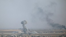 Thị trấn biên giới Syria chìm trong khói lửa vì trúng hỏa lực của Thổ Nhĩ Kỳ. Ảnh: Reuters