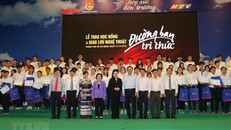 Lãnh đạo Thành phố, đại diện Ban tổ chức và các đơn vị tài trợ cùng các tân sinh viên nhận học bổng. (Ảnh: Thanh Vũ/ TTXVN)